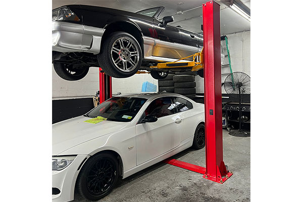 home-garages-single-post-car-lift-2